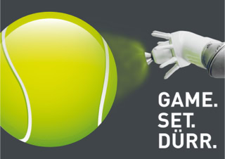 Werbebanner bei einem Tennisturnier.